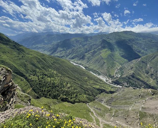 Восхождение на Эльбрус с южной стороны с палатками — где небо встречает огонь костра под звёздной пеленой