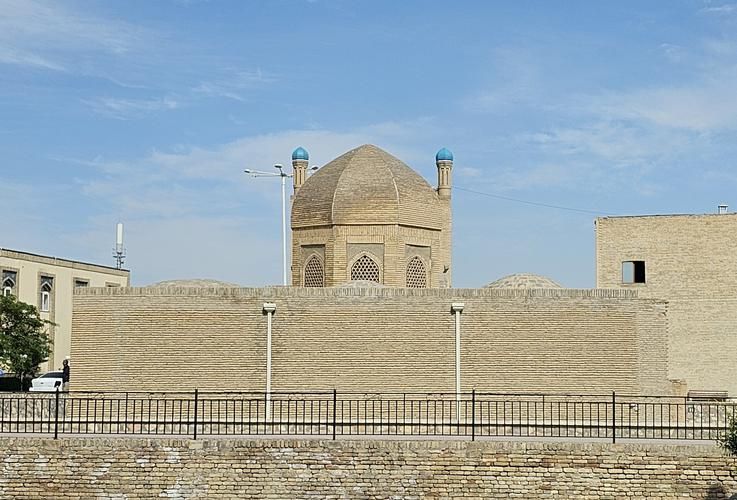 Где древность дышит золотом и шёлком