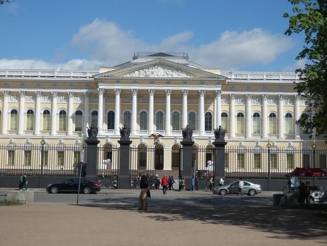 Сказка в каменных стенах: новогодние ритуалы Петербурга